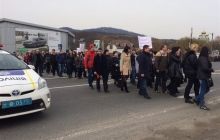 Работники мукачевского ПТУ перекрыли международную трассу Киев - Чоп (фото, видео)