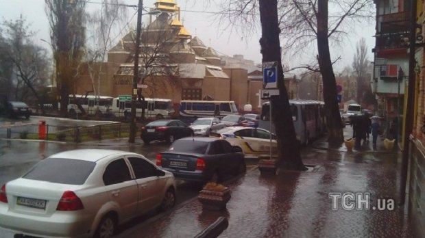 Під Шевченківським судом чергують гвардійці та поліція / Фото ТСН Під Шевченківським судом чергують гвардійці та поліція / Фото ТСН