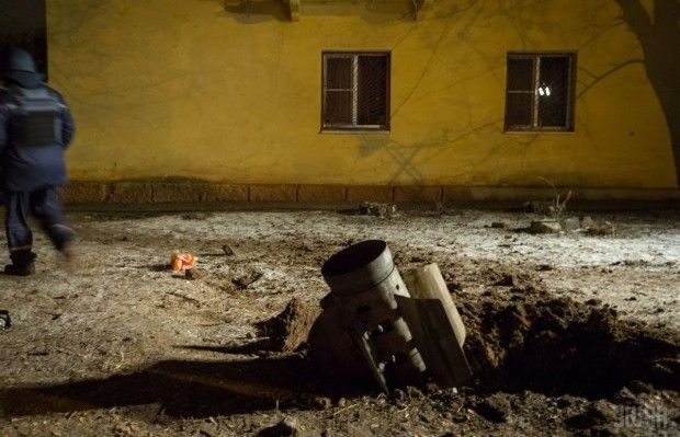 Военные выкопали ров, засыпали боеприпасы землей и взорвали их / Фото УНИАН