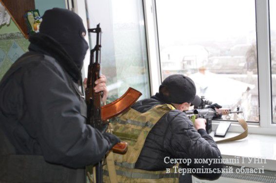 Під Тернополем мешканець Львівщини захопив заручника і підірвався з ним (фото, відео)
Під Тернополем мешканець Львівщини захопив заручника і підірвався з ним (фото, відео)