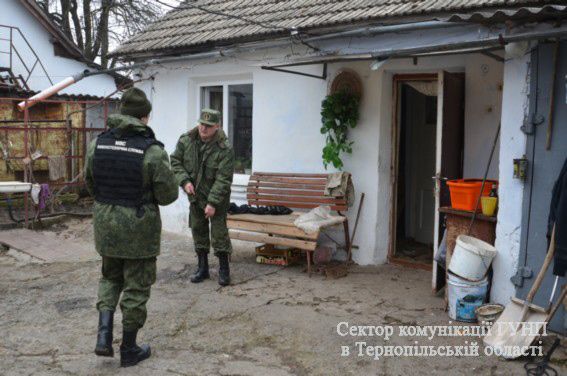Під Тернополем мешканець Львівщини захопив заручника і підірвався з ним (фото, відео)
Під Тернополем мешканець Львівщини захопив заручника і підірвався з ним (фото, відео)