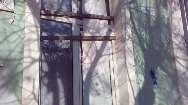 симферополь меджлис стекло окно / facebook.com/eskender.bariiev симферополь меджлис стекло окно / facebook.com/eskender.bariiev