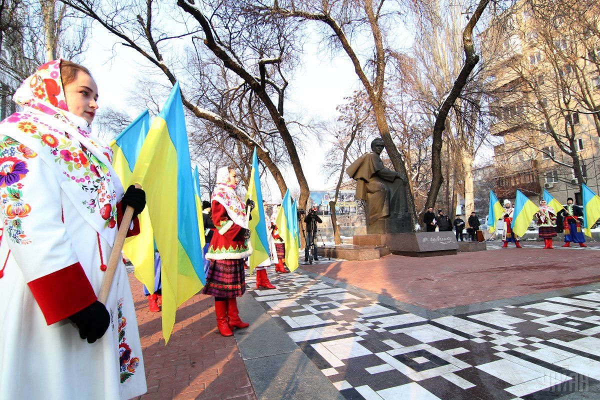 Українці відзначають День народження Шевченка / Фото УНІАН Українці відзначають День народження Шевченка / Фото УНІАН