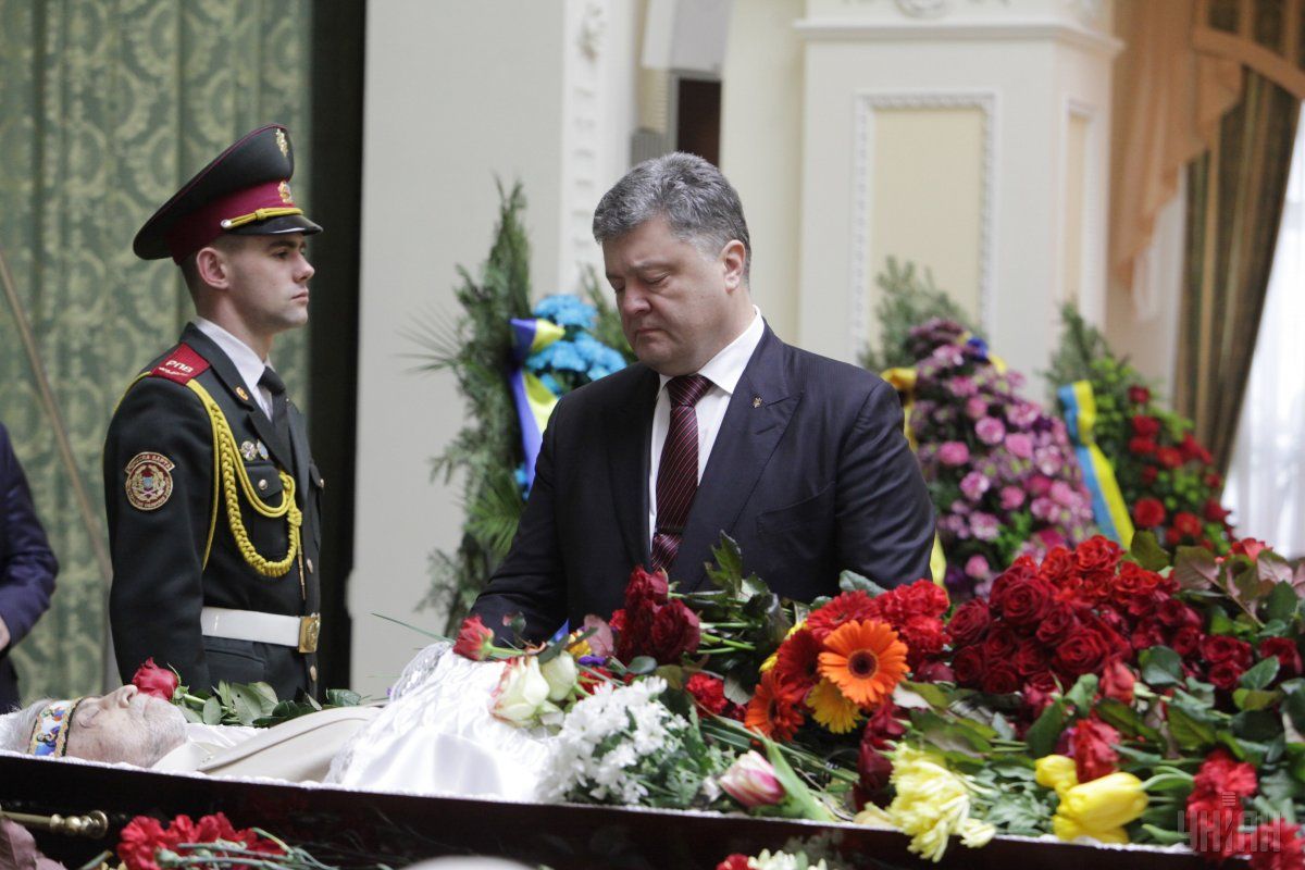 порошенко танюк прощание похороны / Фото УНИАН порошенко танюк прощание похороны / Фото УНИАН
