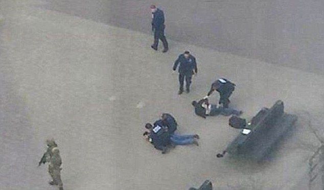 Полиция арестовала двух мужчин неподалеку от метро Полиция арестовала двух мужчин неподалеку от метро