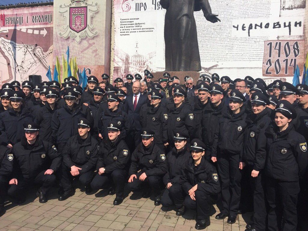 Сегодня полицейские впервые выйдут на улицы Черновцов / twitter.com/Yatsenyuk_AP Сегодня полицейские впервые выйдут на улицы Черновцов / twitter.com/Yatsenyuk_AP