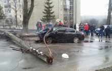 У Тернополі двоє молодих людей на краденому авто знесли бетонний стовп