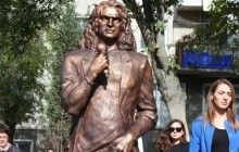 Луцький пам'ятник Кузьмі тимчасово демонтували на прохання матері через несхожість з музикантом