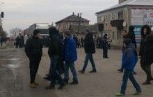 На Тернопільщині освітяни на годину перекрили трасу, протестуючи проти змін у законодавстві щодо ВПУ (фото)