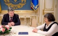 Порошенко встретился с матерью Савченко, пообещал сделать "возможное и невозможное" для освобождения летчицы