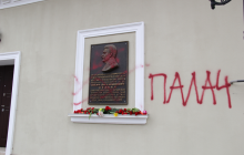 В оккупированном Крыму мемориальную доску Сталину осквернили "под носом" у его почитателей