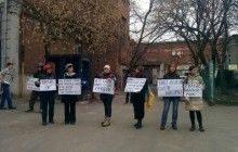 "А у вас есть такие офицеры?": В Харькове пикетируют консульство России с требованием освободить Савченко (фоторепортаж)