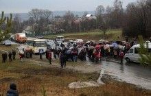 На Тернопільщині люди перекрили трасу, протестуючи проти реорганізації місцевої лікарні (фото)