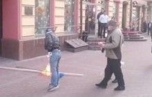 В Москве днем вандалы сорвали и сожгли флаг Украины