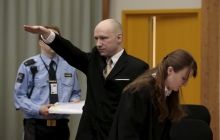 Брейвік на суді щодо "поганих" умов свого утримання по-нацистськи підкинув руку (фото)