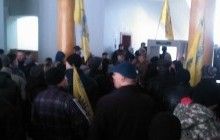 Невідомі у камуфляжній формі штурмували будівлю фінкомітету Ради (фото)