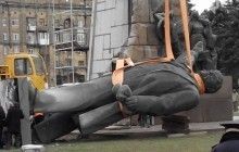 У Запоріжжі під гімн України знесли один з найбільших пам'ятників Леніну, демонтаж тривав більше доби (фоторепортаж)