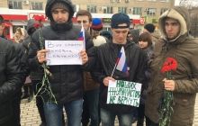 Перед Донецким судом, где оглашают приговор Савченко, проходит пикет с требованием покарать летчицу (фото)