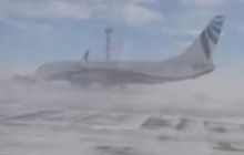 "Жестокий шторм": В аэропорту российского Норильска сильный ветер сдул "Боинг"