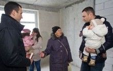 Братья Кличко вручили ключи от квартиры сестре Стуса, которая вынуждена была покинуть Донецк