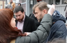 Навальный вновь стал жертвой "кондитерской акции": забросали пирожными в Новосибирске (видео)