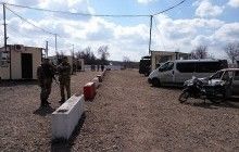 Терористи "відсвяткували" день української Конституції обстрілами КПП "Мар'їнка" та "Золоте"