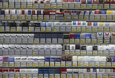 Прикурить по-крупному. Как власти поддерживают сигаретную монополию скандальной компании, связанной с Януковичем и россиянами