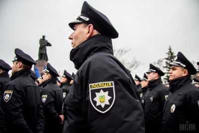 Полицейские получать электрошокеры / Фото УНИАН Полицейские получать электрошокеры / Фото УНИАН