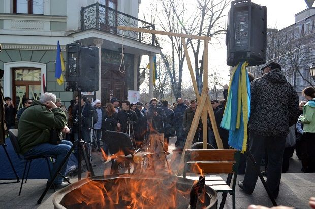 Все входы в прокуратуру Одесской области заблокированы активистами / фото dumskaya.net Все входы в прокуратуру Одесской области заблокированы активистами / фото dumskaya.net