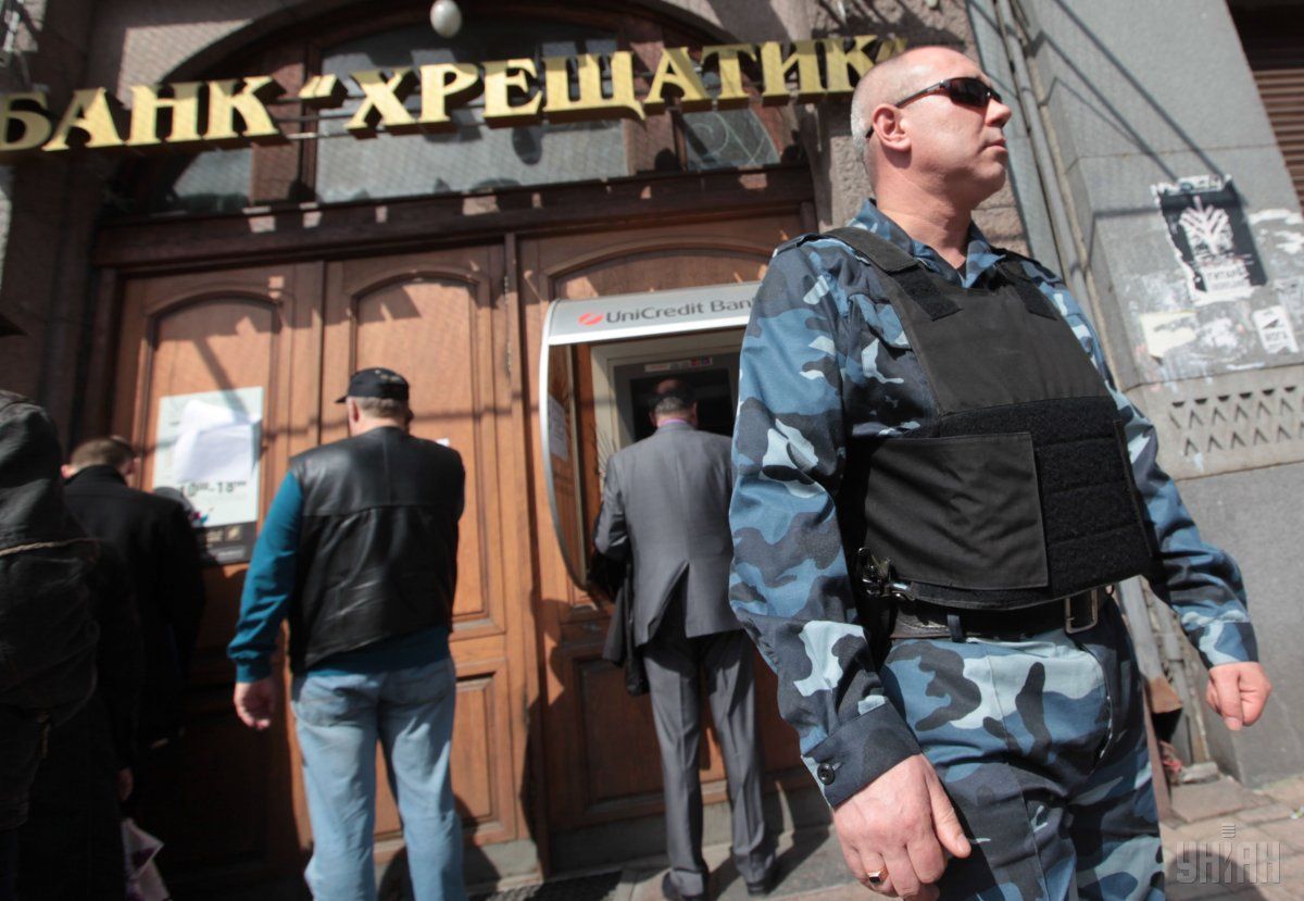 Служащий банка "Хрещатик" требовал $7 тысяч взятки / фото УНИАН Служащий банка "Хрещатик" требовал $7 тысяч взятки / фото УНИАН