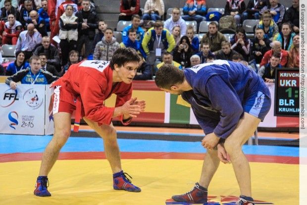Сергій Крівач (в червоному) додав до титулу чемпіону світу серед юнаків європейське золото в юніорах / sambo.net.ua Сергій Крівач (в червоному) додав до титулу чемпіону світу серед юнаків європейське золото в юніорах / sambo.net.ua