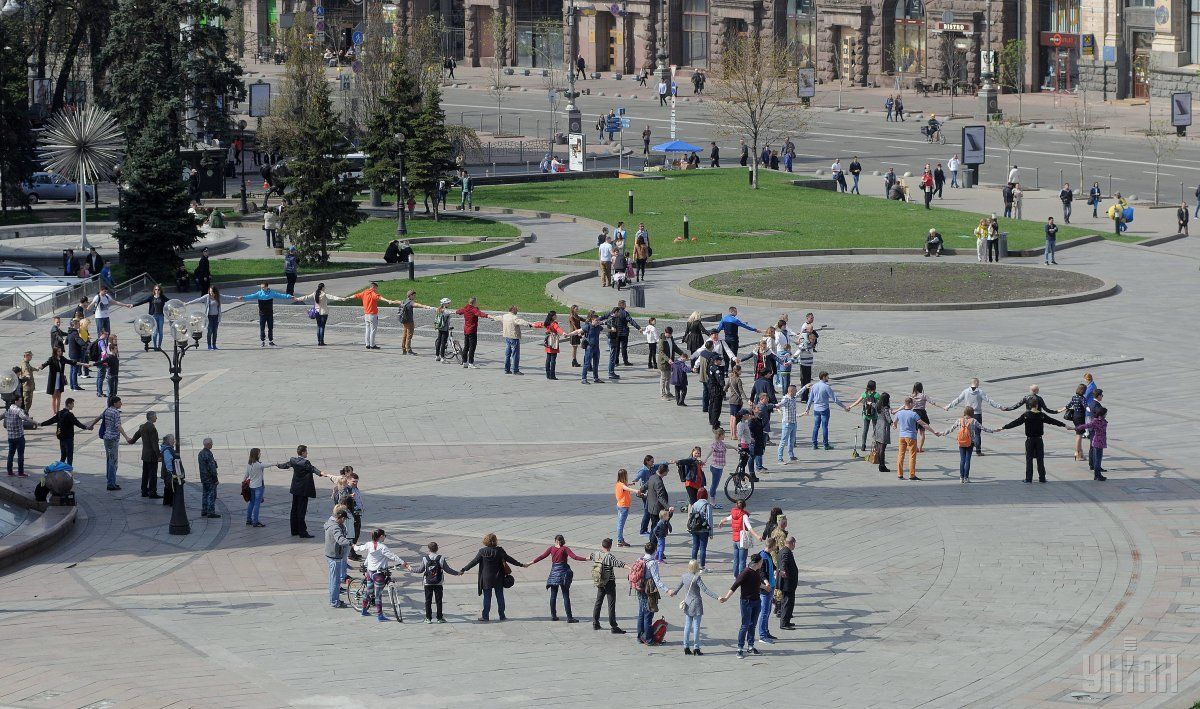 На Майдане Незалежности в Киеве люди образовали На Майдане Незалежности в Киеве люди образовали