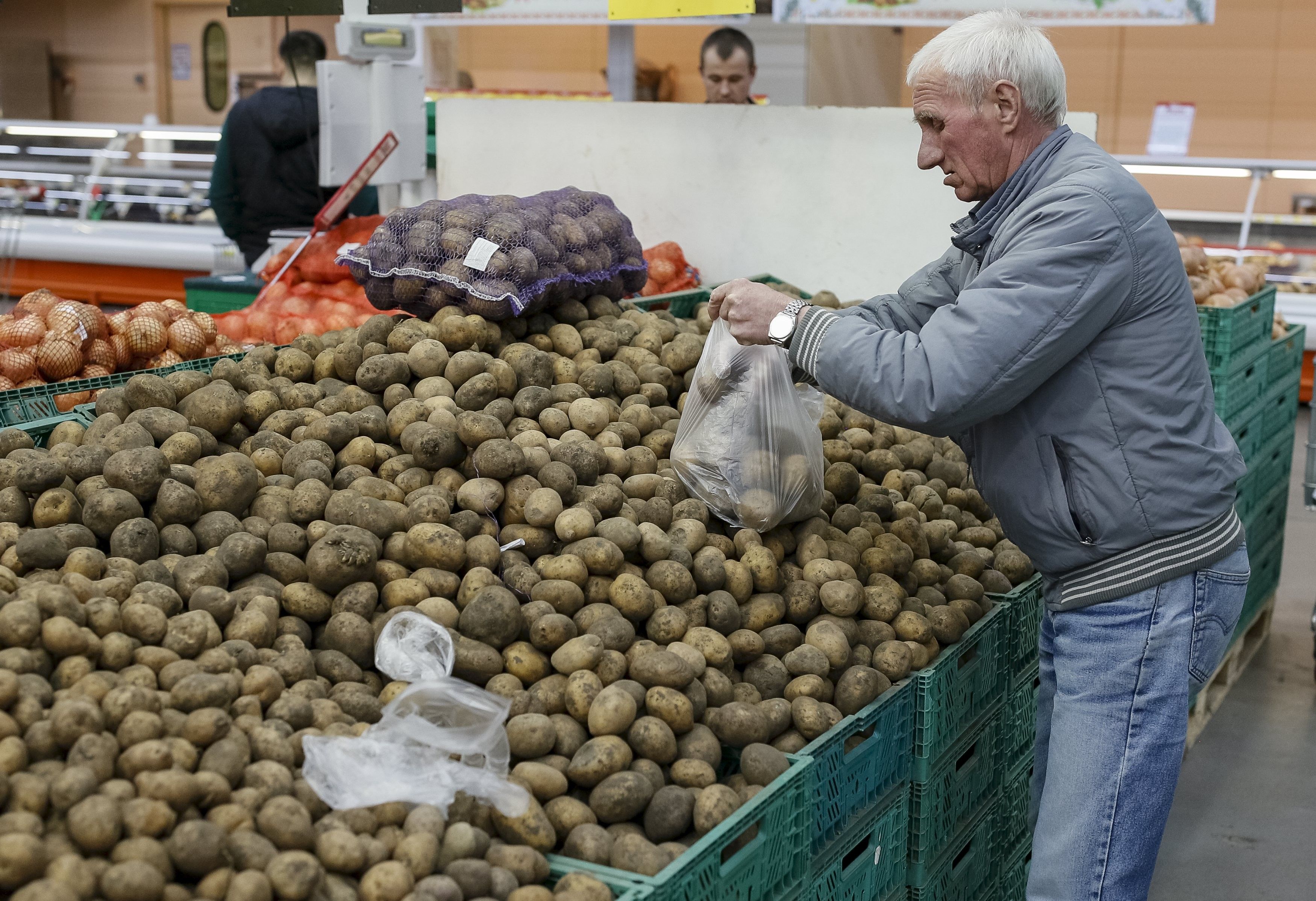 Магазин продает картофель. Картофель на прилавке. Базар картошка. Картошка в магазине. Картофель на рынке.