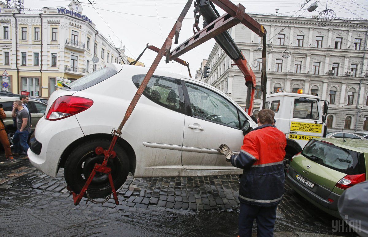 Вже скоро неправильне паркування може стати причиною примусової евакуації / Фото УНІАН Вже скоро неправильне паркування може стати причиною примусової евакуації / Фото УНІАН