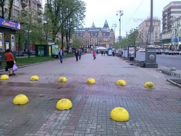 Жовті напівсфери для проїзду у двори / texty.org.ua Жовті напівсфери для проїзду у двори / texty.org.ua