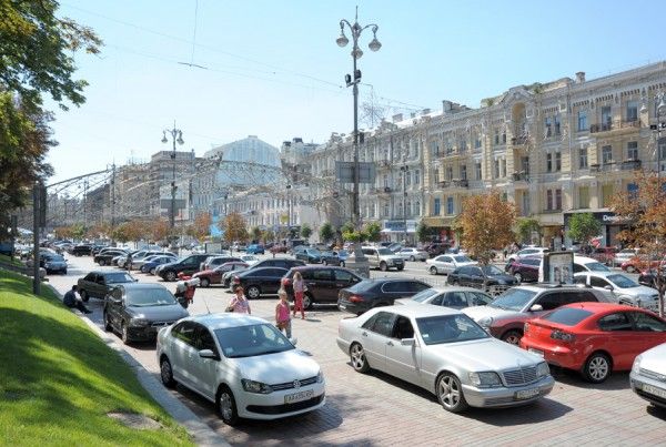 Так тротуар виглядав минулого літа / texty.org.ua Так тротуар виглядав минулого літа / texty.org.ua