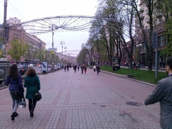 На тротуарі Хрещатика - жодного автомобіля / texty.org.ua На тротуарі Хрещатика - жодного автомобіля / texty.org.ua