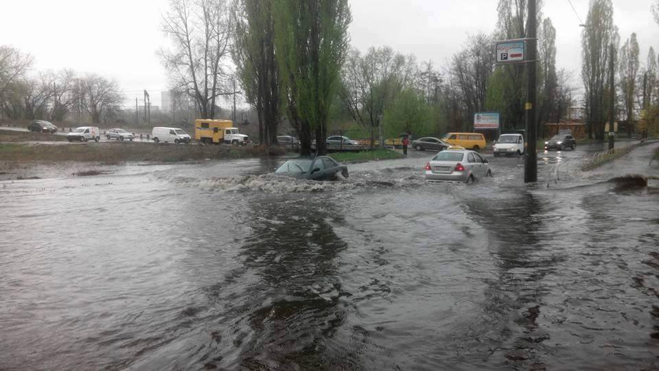 Машини тонуть на дорогах столиці через сильну зливу / фото dtp.kiev.ua Машини тонуть на дорогах столиці через сильну зливу / фото dtp.kiev.ua