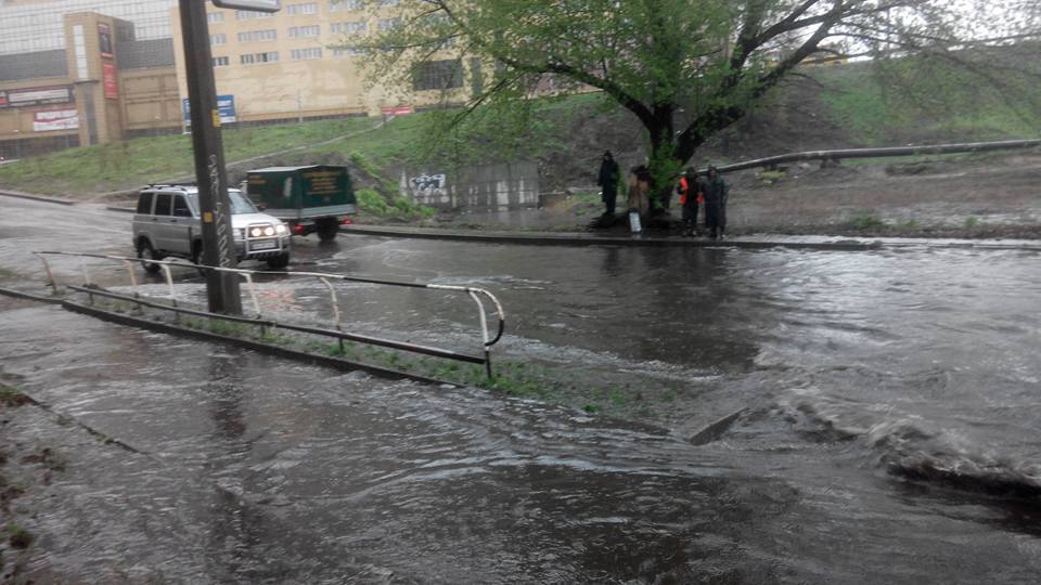 Рясні дощі затопили дороги Києва / dtp.kiev.ua Рясні дощі затопили дороги Києва / dtp.kiev.ua