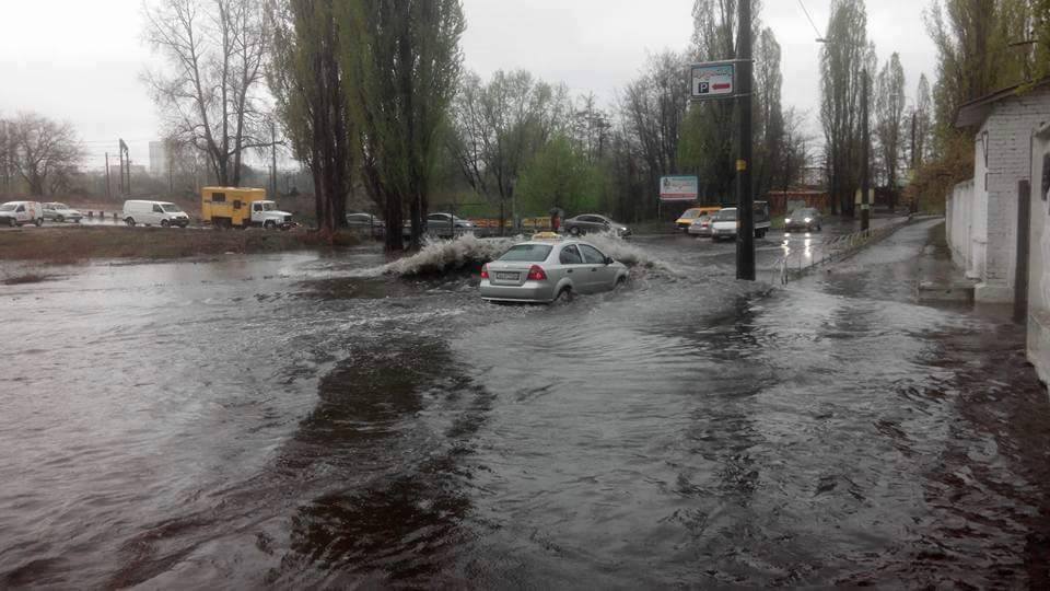У Києві через рясний дощ затопило вулиці (фоторепортаж) У Києві через рясний дощ затопило вулиці (фоторепортаж)