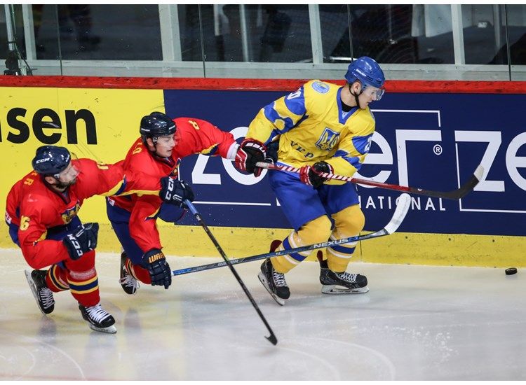 Украинцы забили шесть шайб в ворота сборной Румынии / wmib2016.iihf.com Украинцы забили шесть шайб в ворота сборной Румынии / wmib2016.iihf.com