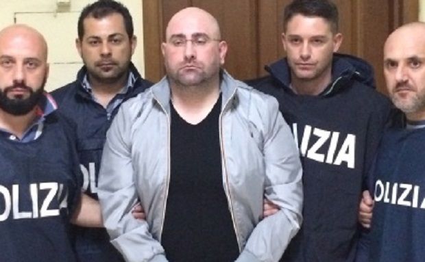Полиция застала одного из самых опасных преступников Италии за просмотром футбольного матча /poliziadistato.it Полиция застала одного из самых опасных преступников Италии за просмотром футбольного матча /poliziadistato.it