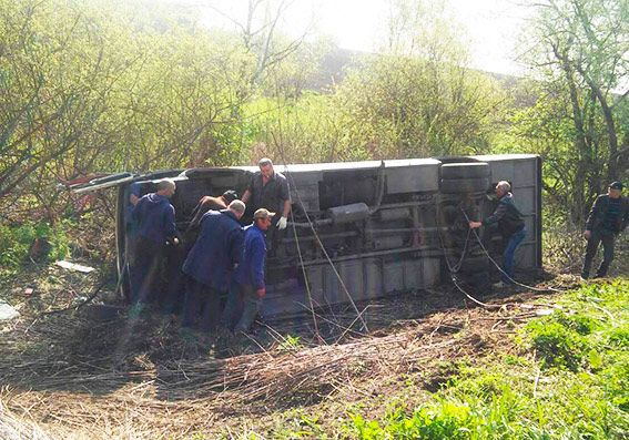 У Хмельницький області перекинувся рейсовий автобус / hm.npu.gov.ua У Хмельницький області перекинувся рейсовий автобус / hm.npu.gov.ua