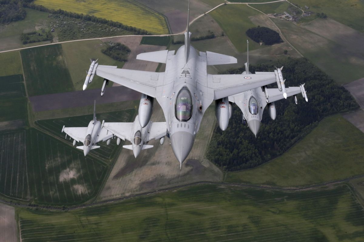 Україна просить у західних партнерів літаки F-16 / фото REUTERS Україна просить у західних партнерів літаки F-16 / фото REUTERS