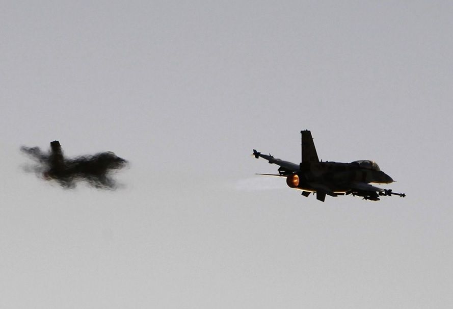 3 вражеских истребителя пытались помешать авиации / фото REUTERS 3 вражеских истребителя пытались помешать авиации / фото REUTERS