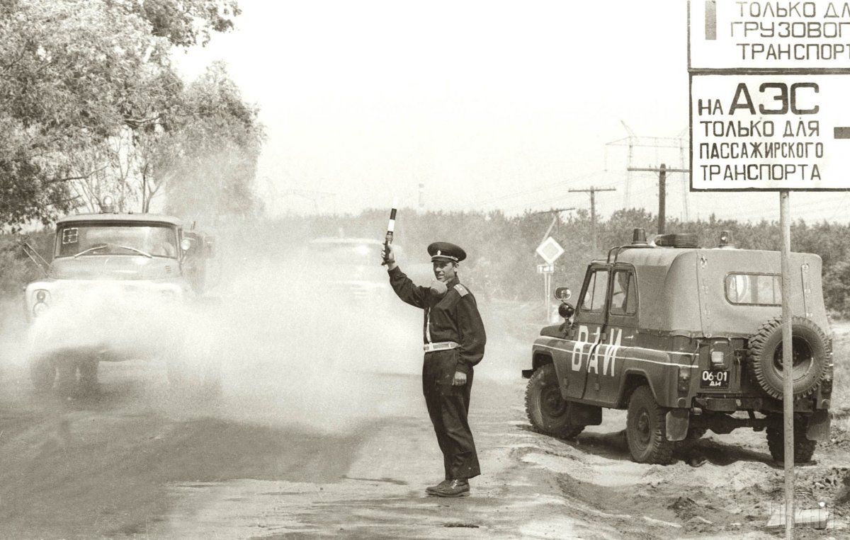 Сотрудник военной автоинспекции регулирует движение автотранспорта, который направляется в район аварии на ЧАЭС на одной из дорог в 30-километровой зоне в мае 1986 года / УНИАН