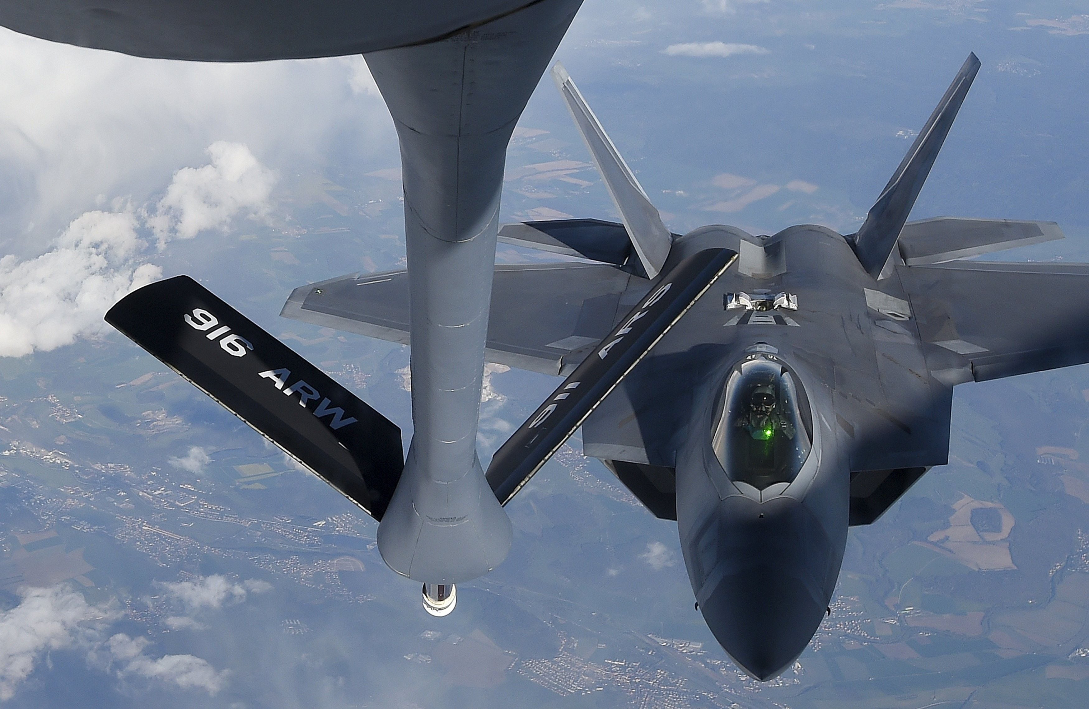 Літак-привид: як близько має підлетіти ворожий літак, щоб побачити F-22