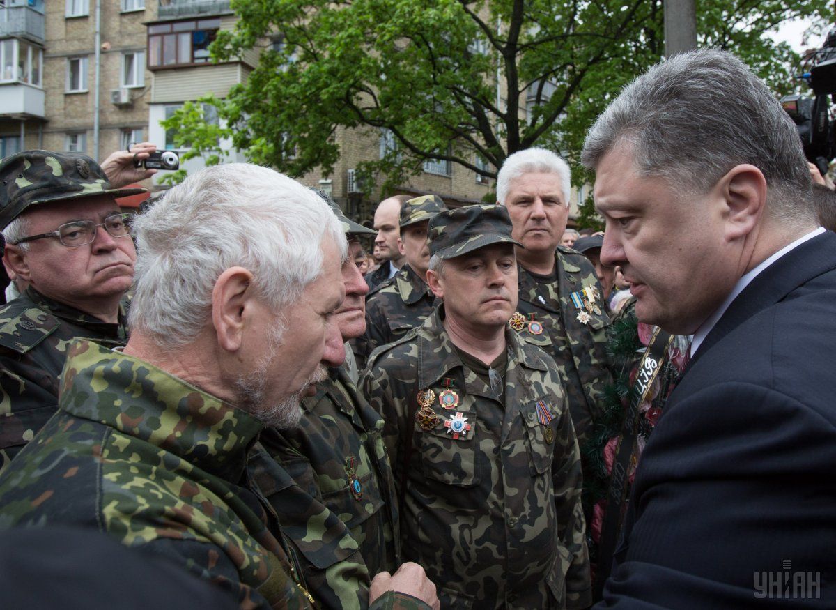 Президент Порошенко общается с военными после церемонии / УНИАН