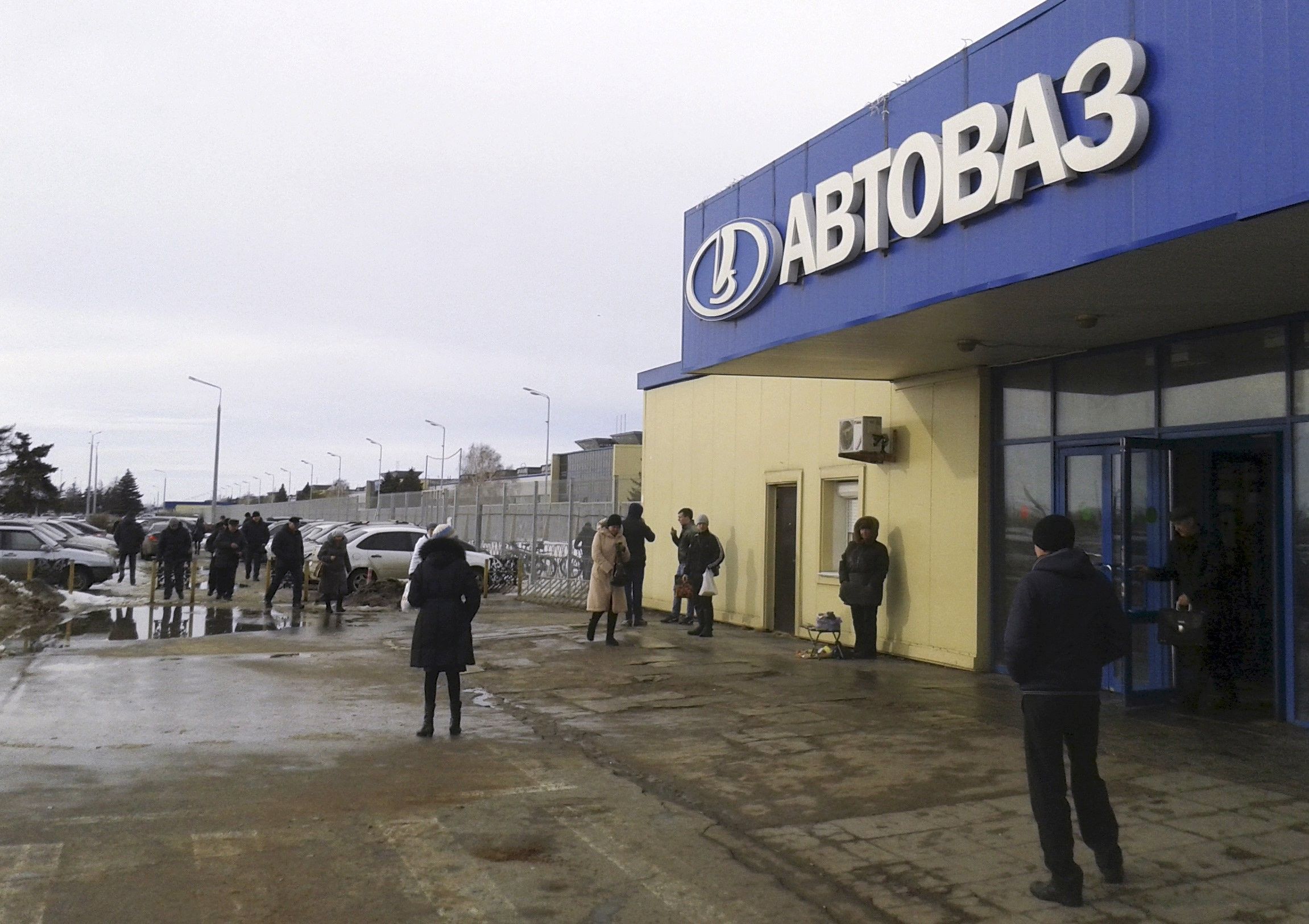 "АвтоВАЗ" столкнулся с критическим дефицитом рабочей силы / фото REUTERS "АвтоВАЗ" столкнулся с критическим дефицитом рабочей силы / фото REUTERS