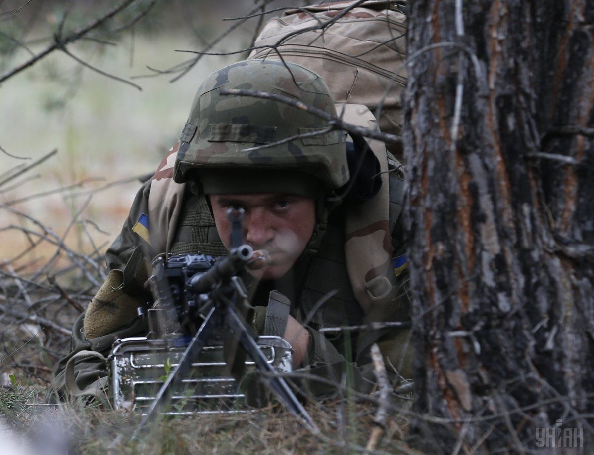 Военные НГУ среди прочего отработали стрельбы в лесополосе / УНИАН Военные НГУ среди прочего отработали стрельбы в лесополосе / УНИАН